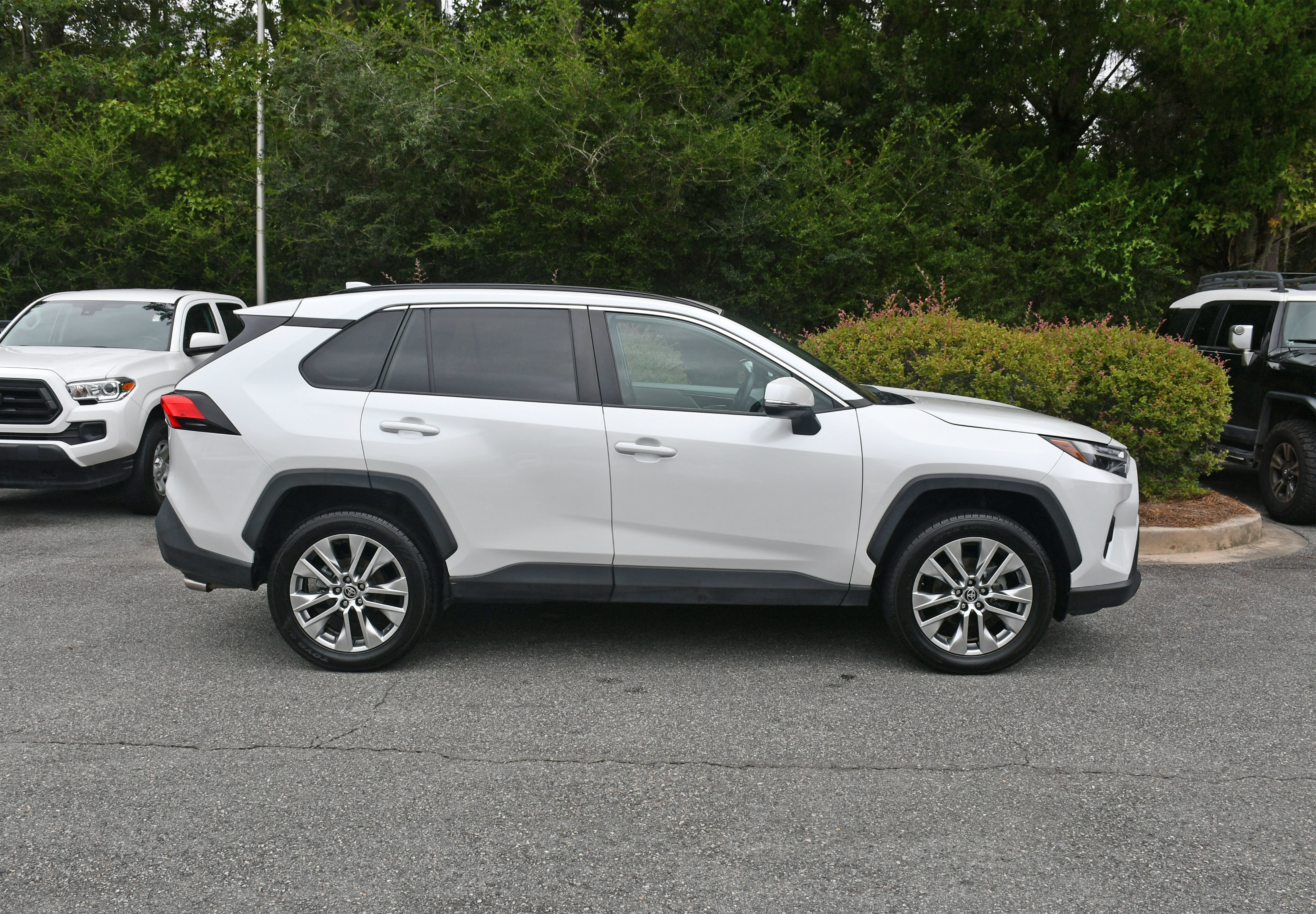 Used 2023 Toyota RAV4 XLE Premium FWD image 5