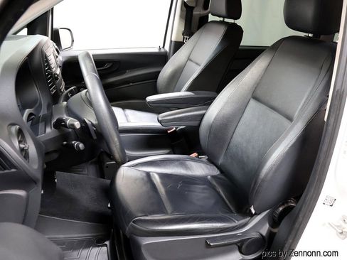 Used 2017 Mercedes-Benz Metris Passenger image 7