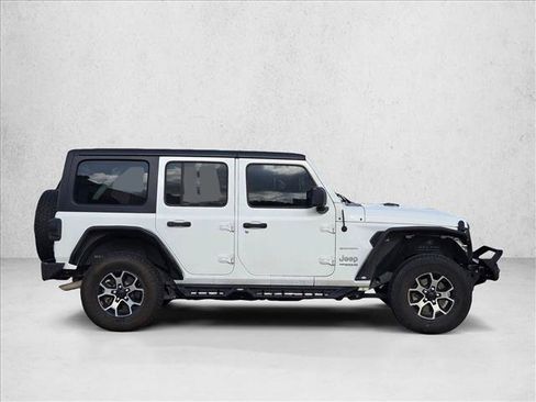 Used 2018 Jeep Wrangler Unlimited Sahara AWD/4WD image 4