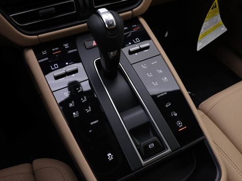 Used 2025 Porsche Macan image 7