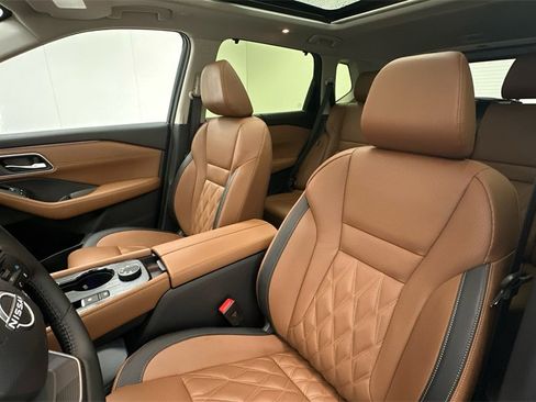 Used 2026 Nissan Rogue Platinum w/ Platinum Premium Package image 9