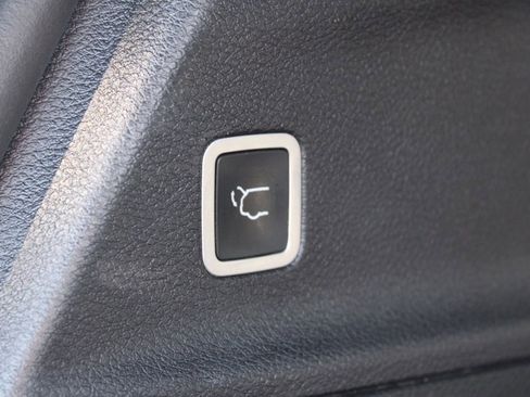 Used 2018 Chrysler Pacifica Touring-L w/ Premium Audio Group image 11