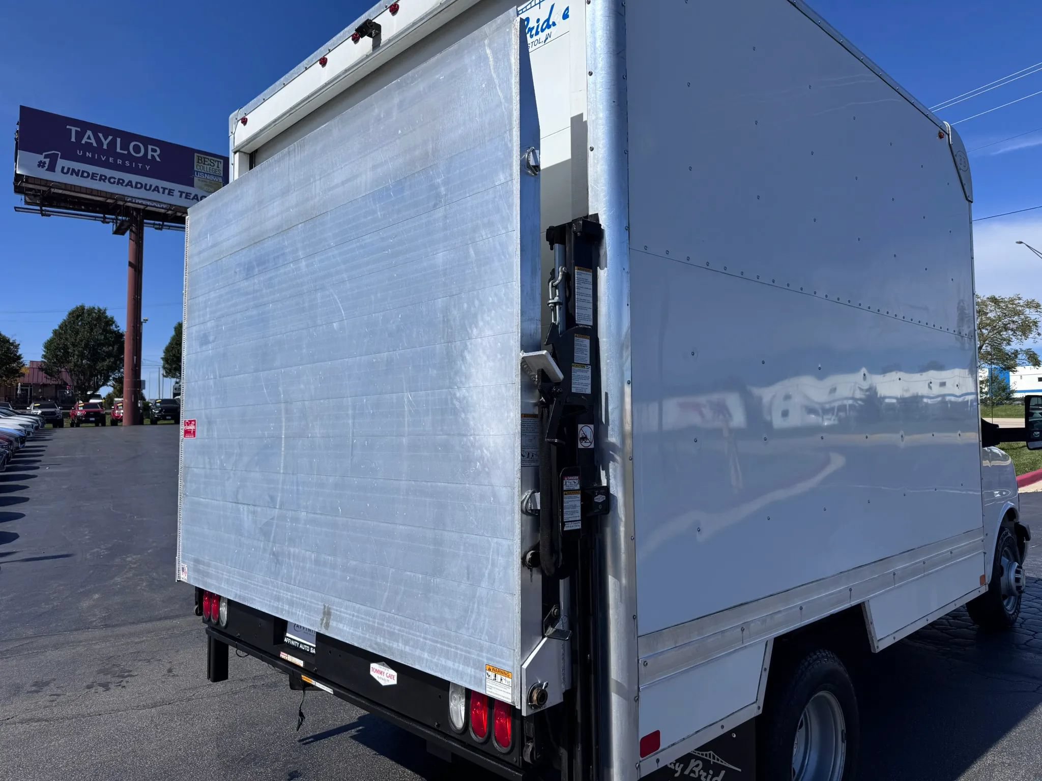 Used 2018 Chevrolet Express 3500 w/ Power Convenience Package RWD image 4