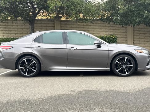 Used 2018 Toyota Camry XSE image 3