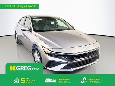 Used 2025 Hyundai Elantra SE image 1