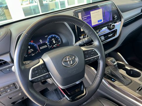 Used 2023 Toyota Highlander Limited image 17
