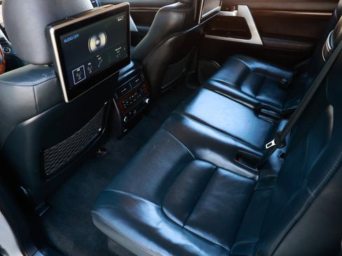 Used 2017 Toyota Land Cruiser image 11