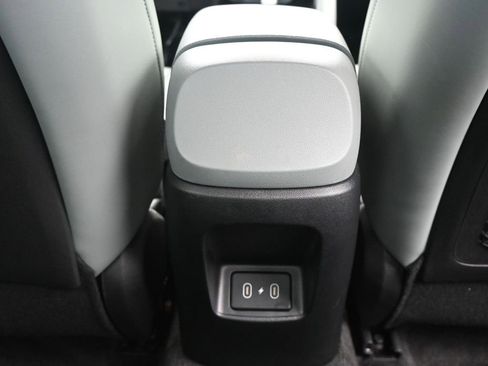 Used 2025 Hyundai Elantra Limited image 16