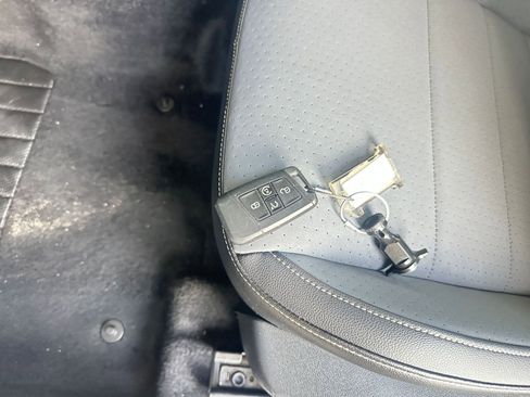 Used 2025 Volkswagen Jetta SE image 27