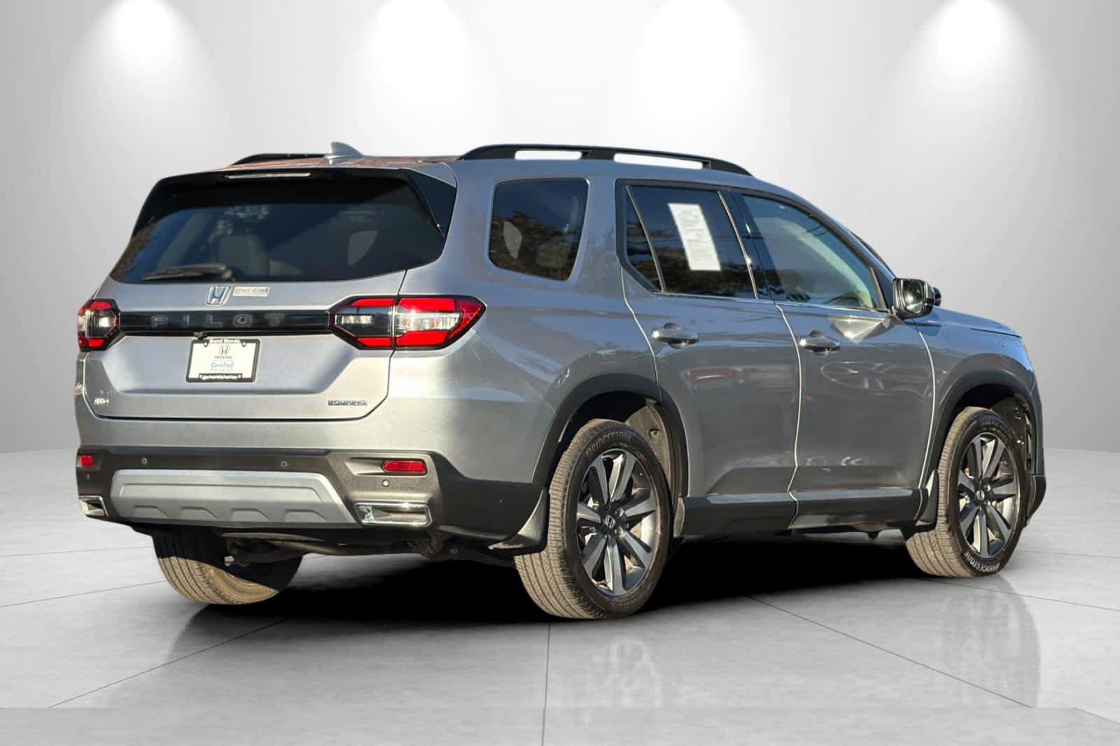 Used 2023 Honda Pilot Touring image 2