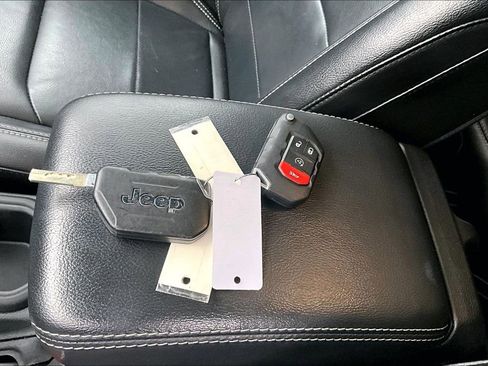 Used 2022 Jeep Wrangler Unlimited Sahara 4xe image 35