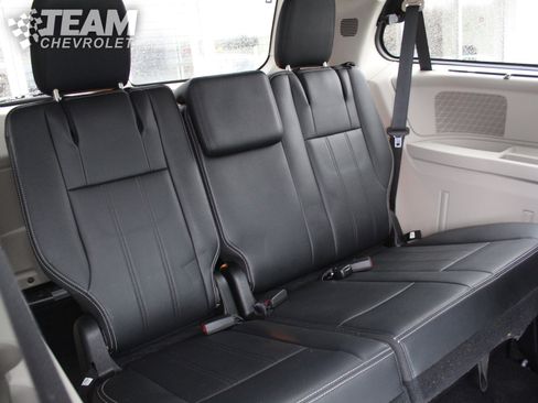 Used 2015 Chrysler Town & Country Touring-L w/ Driver Convenience Group image 27