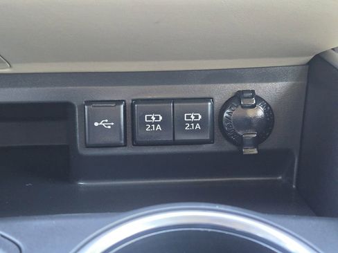 Used 2020 Toyota Highlander XLE FWD image 19