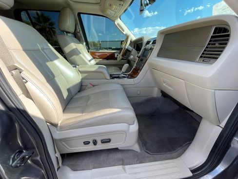 Used 2014 Lincoln Navigator 2WD image 26