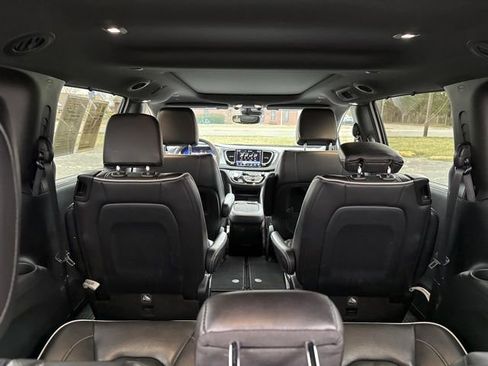 Used 2025 Chrysler Pacifica Limited image 16