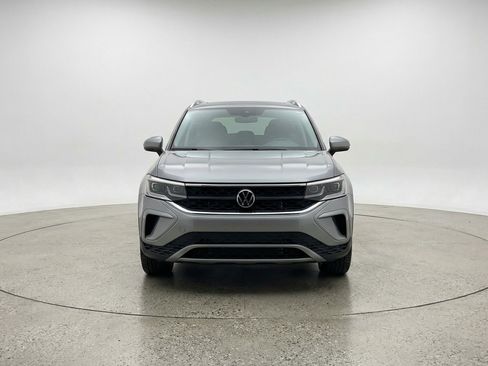 Used 2025 Volkswagen Taos SE image 2