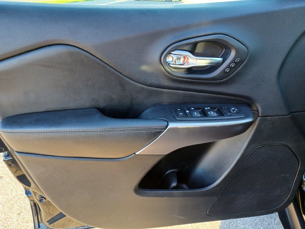 Used 2019 Jeep Cherokee Limited AWD/4WD image 7