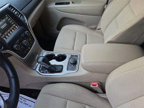 Used 2018 Jeep Grand Cherokee Laredo image 21