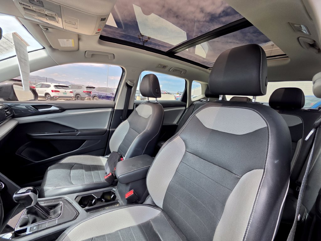 Used 2022 Volkswagen Taos SEL w/ Panoramic Sunroof Package FWD image 13