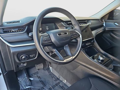 Used 2024 Jeep Grand Cherokee L Laredo image 9