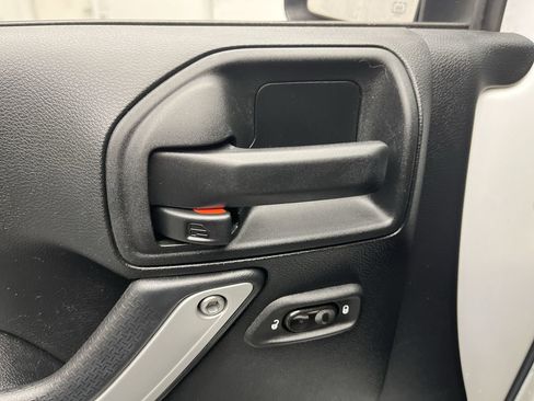 Used 2017 Jeep Wrangler Unlimited Sahara w/ Connectivity Group image 7