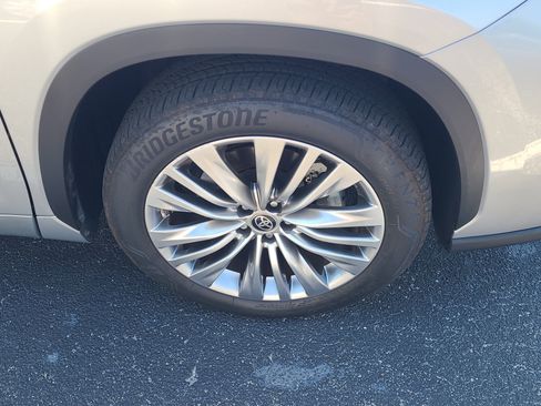 Used 2023 Toyota Highlander Platinum image 8
