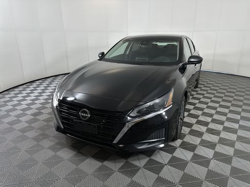 Used 2024 Nissan Altima 2.5 SV image 2