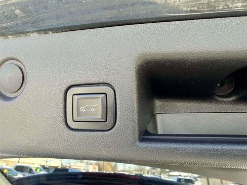 Used 2019 Chevrolet Equinox LT w/ Driver Convenience Package image 9