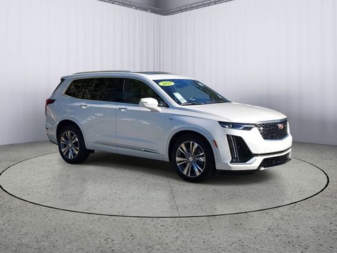 Used 2025 Cadillac XT6 Premium Luxury image 2