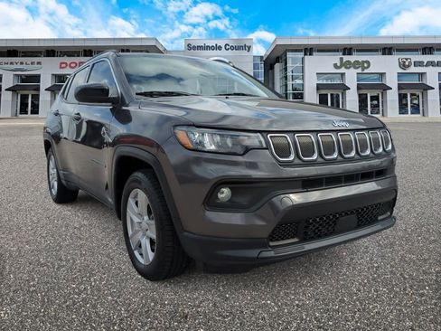 Used 2022 Jeep Compass Latitude image 2