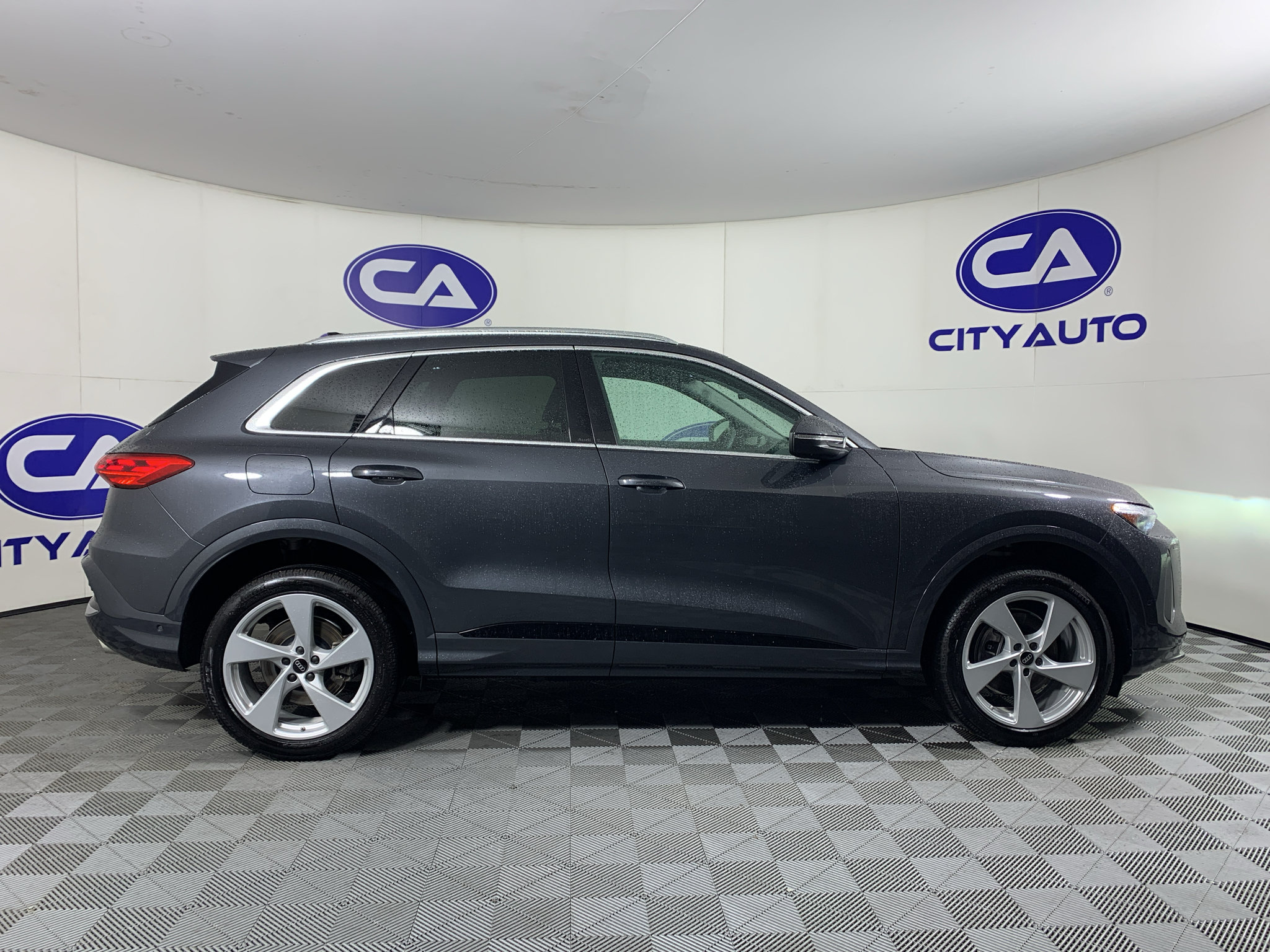 Used 2025 Audi Q5 Premium Plus w/ Premium Plus AWD/4WD image 2