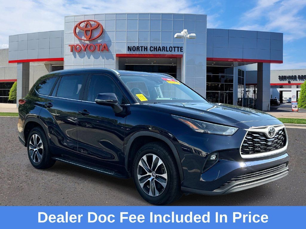 Used 2023 Toyota Highlander XLE FWD image 1