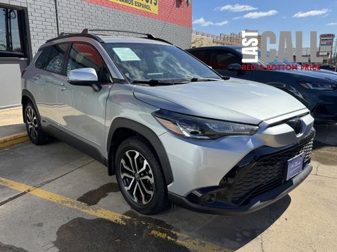 Used 2024 Toyota Corolla Cross SE image 3