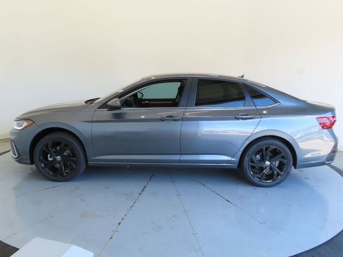 New 2025 Volkswagen Jetta SE image 8