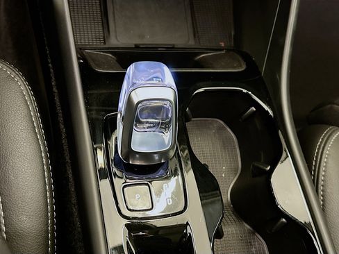 Used 2025 Volvo XC40 B5 Plus image 25