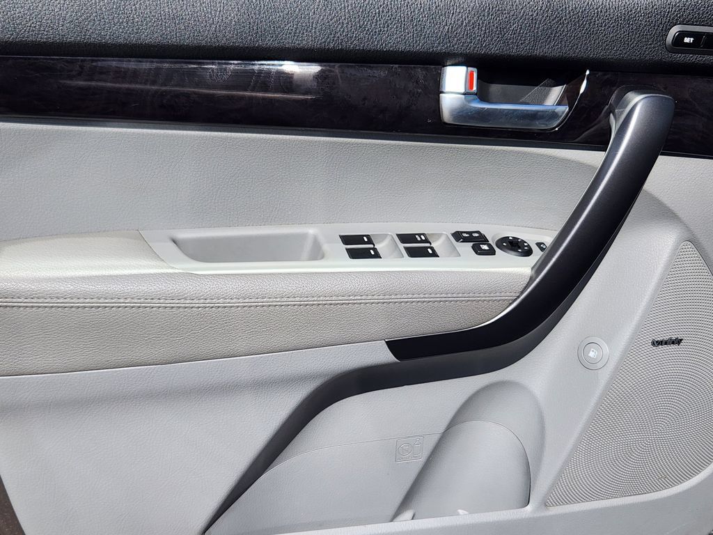 Used 2014 Kia Sorento SX w/ 3rd Row Package FWD image 9