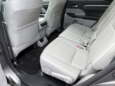 Used 2018 Toyota Highlander Limited Platinum image 21