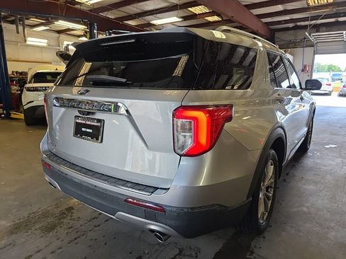 Used 2022 Ford Explorer Limited w/ Equipment Group 301A RWD image 3