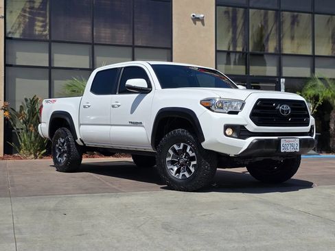 Used 2018 Toyota Tacoma TRD Off-Road w/ Technology Package AWD/4WD image 3
