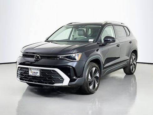 New 2025 Volkswagen Taos SE image 3