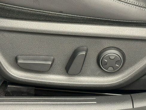 Used 2025 Genesis G70 2.5T image 18