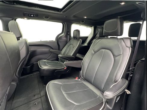 Used 2025 Chrysler Pacifica Limited FWD image 23