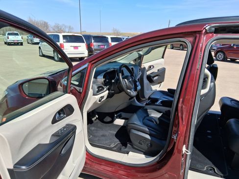 Used 2022 Chrysler Pacifica Touring-L image 13