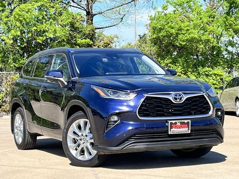 Used 2023 Toyota Highlander Limited FWD image 2