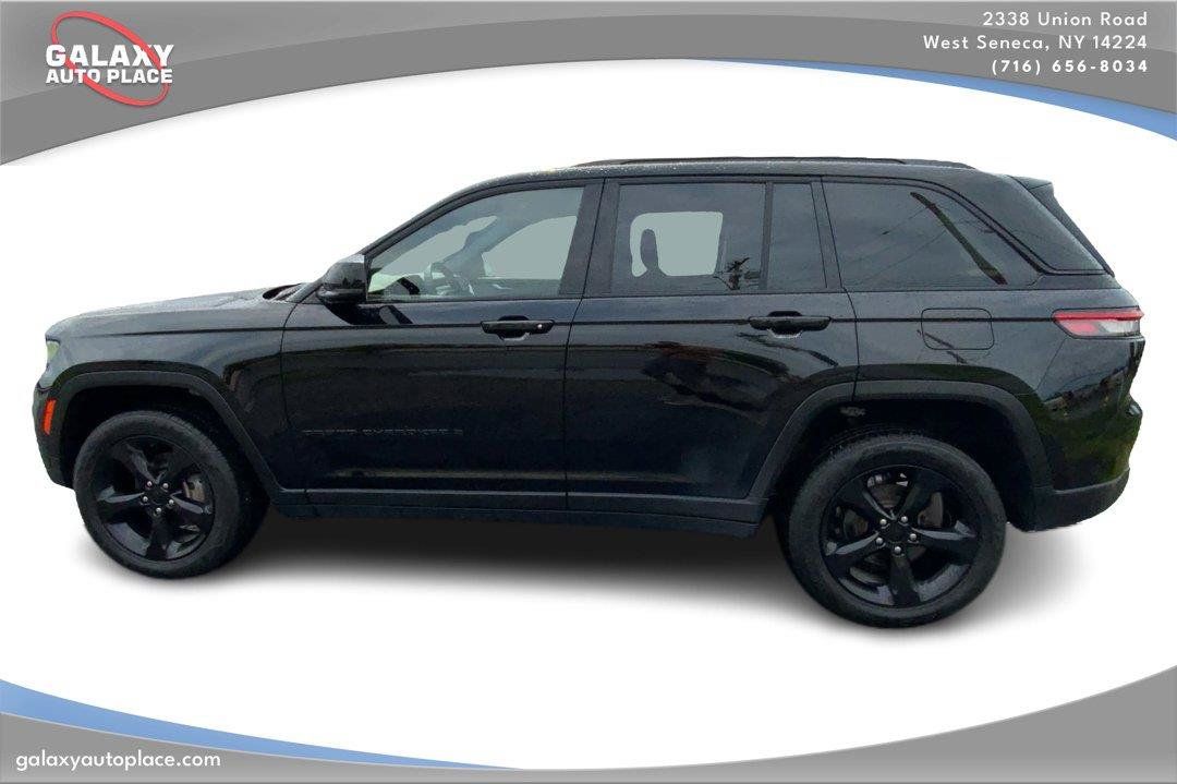 Used 2023 Jeep Grand Cherokee Altitude AWD/4WD image 8