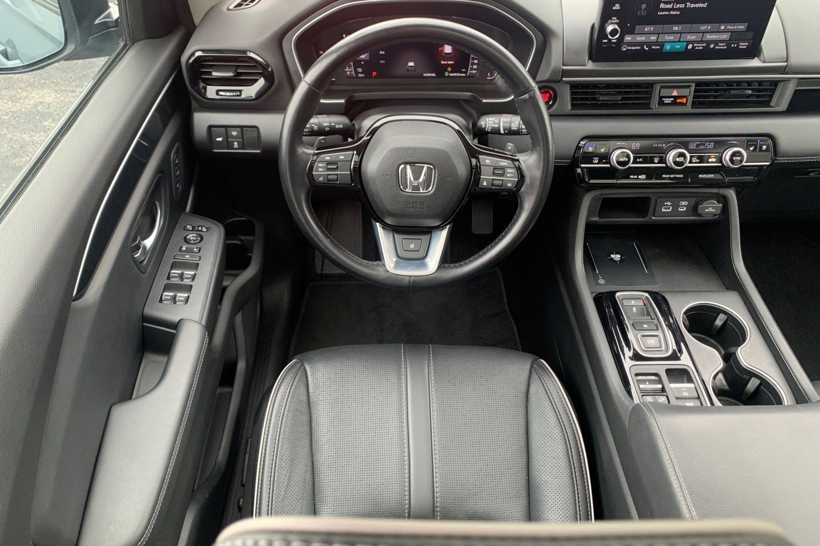 Used 2025 Honda Pilot Elite image 18