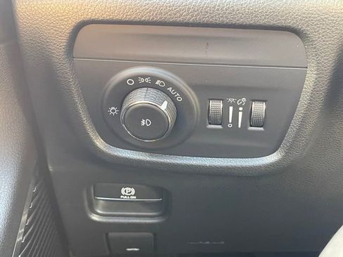 Used 2022 Jeep Grand Cherokee Summit w/ Luxury Tech Group V image 18