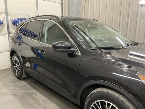 Used 2022 Ford Escape Titanium image 4