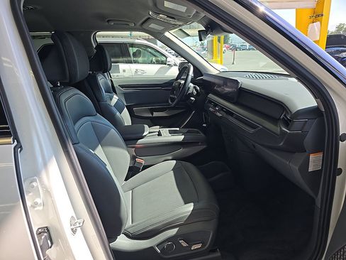 Used 2024 Kia EV9 Light Long Range RWD image 8