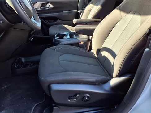 Used 2023 Chrysler Pacifica Touring image 13